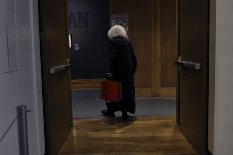 OLD WOMEN MET nk - MR104727-Förbättrat-BR-Redigera kopiera